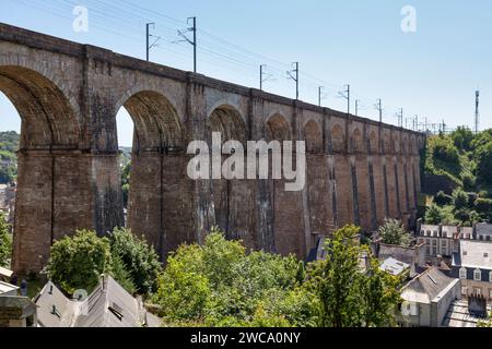 Das Viadukt Morlaix ist eine viaduktartige Eisenbahnbrücke, die es ermöglicht, den Fluss Morlaix zu überqueren und den Stadtbahnhof über die Paris-Montpar zu bedienen Stockfoto