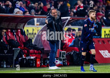 Köln, RheinEnergieStadion, 13.01.24: Trainer Frank Schmidt (Heidenheim) gestikuliert im Spiel 1.BL 1.FC Köln vs. 1.FC Heidenheim. Stockfoto