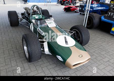 Dreiviertel Vorderansicht eines 1968, Brabham BT24 Repco, ausgestellt im International Paddock während des Silverstone Festivals 2023 Stockfoto