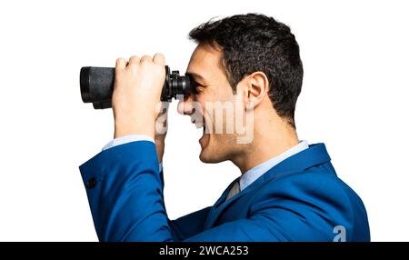 Seitenprofil eines lächelnden Geschäftsmannes in einem blauen Anzug mit Fernglas, isoliert auf weiß Stockfoto