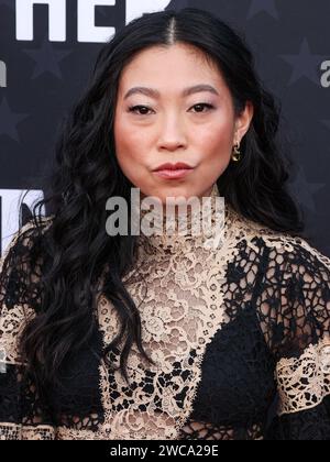 SANTA MONICA, LOS ANGELES, KALIFORNIEN, USA – 14. JANUAR: Awkwafina kommt zu den 29. Jährlichen Critics' Choice Awards, die am 14. Januar 2024 im Barker Hangar in Santa Monica, Los Angeles, Kalifornien, USA, stattfinden. (Foto: Xavier Collin/Image Press Agency) Stockfoto