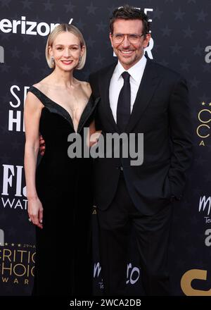 SANTA MONICA, LOS ANGELES, KALIFORNIEN, USA – 14. JANUAR: Carey Mulligan und Bradley Cooper treffen am 14. Januar 2024 im Barker Hangar in Santa Monica, Los Angeles, Kalifornien, USA, bei den 29. Jährlichen Critics' Choice Awards ein. (Foto: Xavier Collin/Image Press Agency) Stockfoto