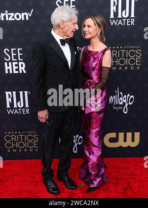 SANTA MONICA, LOS ANGELES, KALIFORNIEN, USA – 14. JANUAR: Harrison Ford und seine Frau Calista Flockhart kommen bei den 29. Jährlichen Critics' Choice Awards, die am 14. Januar 2024 im Barker Hangar in Santa Monica, Los Angeles, Kalifornien, USA, stattfinden. (Foto: Xavier Collin/Image Press Agency) Stockfoto