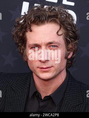 SANTA MONICA, LOS ANGELES, KALIFORNIEN, USA - 14. JANUAR: Jeremy Allen White trägt YSL mit einer Tiffany-Brosche und einer Bulgari-Uhr und kommt bei den 29. Jährlichen Critics' Choice Awards, die am 14. Januar 2024 im Barker Hangar in Santa Monica, Los Angeles, Kalifornien, USA, stattfinden. (Foto: Xavier Collin/Image Press Agency) Stockfoto