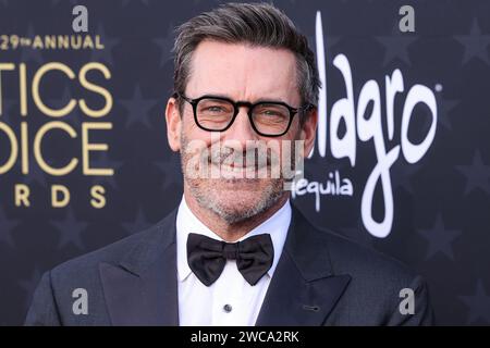 SANTA MONICA, LOS ANGELES, KALIFORNIEN, USA – 14. JANUAR: Jon Hamm kommt zu den 29. Jährlichen Critics' Choice Awards, die am 14. Januar 2024 im Barker Hangar in Santa Monica, Los Angeles, Kalifornien, USA, stattfinden. (Foto: Xavier Collin/Image Press Agency) Stockfoto