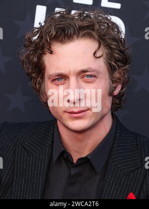 SANTA MONICA, LOS ANGELES, KALIFORNIEN, USA - 14. JANUAR: Jeremy Allen White trägt YSL mit einer Tiffany-Brosche und einer Bulgari-Uhr und kommt bei den 29. Jährlichen Critics' Choice Awards, die am 14. Januar 2024 im Barker Hangar in Santa Monica, Los Angeles, Kalifornien, USA, stattfinden. (Foto: Xavier Collin/Image Press Agency) Stockfoto