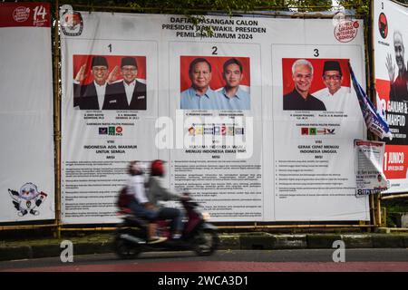 Bandung, West-Java, Indonesien. Januar 2024. Motorradfahrer kommen in Bandung vor den Wahlen in Indonesien, die am 14. Februar 2024 stattfinden werden, an den Leitfäden und Missionsbannern von drei indonesischen Präsidentschafts- und Vizepräsidentschaftskandidaten vorbei. (Kreditbild: © Dimas Rachmatsyah/ZUMA Press Wire) NUR REDAKTIONELLE VERWENDUNG! Nicht für kommerzielle ZWECKE! Stockfoto