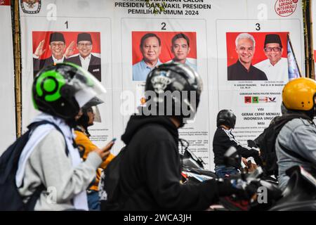 Bandung, West-Java, Indonesien. Januar 2024. Motorradfahrer sehen in Bandung die Vision und die Missionsbanner von drei indonesischen Präsidentschafts- und Vizepräsidentschaftskandidaten vor den Wahlen in Indonesien, die am 14. Februar 2024 stattfinden werden. (Kreditbild: © Dimas Rachmatsyah/ZUMA Press Wire) NUR REDAKTIONELLE VERWENDUNG! Nicht für kommerzielle ZWECKE! Stockfoto