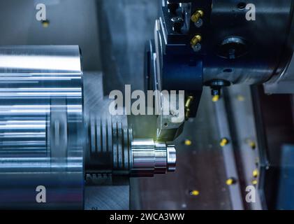 Die Multitasking-CNC-Drehmaschine Fräsen schneidet das Metallteil, die Hightech-Teilefertigung Stockfoto