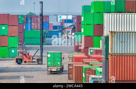 Verpackungs- und Trennvorrichtungen, die für Komfort gebaut wurden, bieten den Ausführern, Importeuren in allen damit verbundenen Tätigkeiten Dienstleistungen Stockfoto