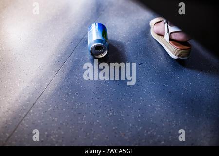 Soda-Dose auf dem Boden des Zuges Stockfoto