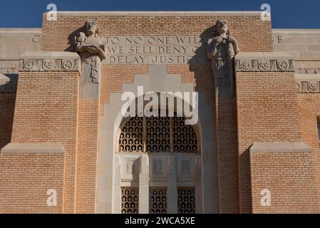 Art Deco Cottle County Courthouse, erbaut 1929-1930, bogenförmiger Eingang flankiert von massiven Stützen, hergestellt aus bunten Ziegeln, Paducah, Texas, USA. Stockfoto