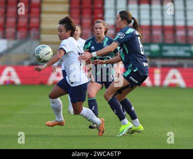 L-R Zhang Linyan (Leihgabe der Universität Wuhan Jianghan) und Tara Bourne von Sheffield United Women während des Fußball-Fußballspiels der Frauen zwischen tot Stockfoto