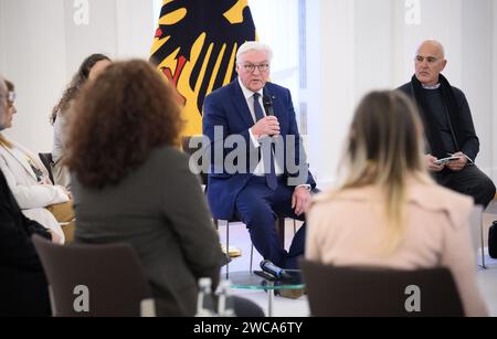 Berlin, Deutschland. Januar 2024. Bundespräsident Frank-Walter Steinmeier (M) trifft sich mit Familienangehörigen deutsch-israelischer Staatsbürger, die von Hamas-Terroristen im Schloss Bellevue nach Gaza entführt wurden. Quelle: Bernd von Jutrczenka/dpa/Alamy Live News Stockfoto