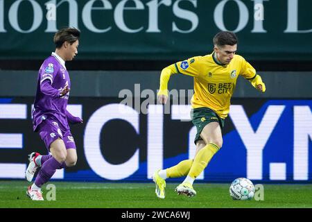 Sittard, Niederlande. Januar 2024. SITTARD, NIEDERLANDE - 13. JANUAR: Shunsuke Mito von Sparta Rotterdam und Inigo Cordoba von Fortuna Sittard während des niederländischen Eredivisie-Spiels zwischen Fortuna Sittard und Sparta Rotterdam im Fortuna Sittard Stadion am 13. Januar 2024 in Sittard, Niederlande. (Foto von Orange Pictures) Credit: dpa/Alamy Live News Stockfoto