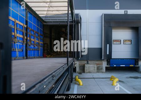 Nahaufnahme eines leeren Lkws, der in der Laderampe des Lagers geparkt ist. Stockfoto