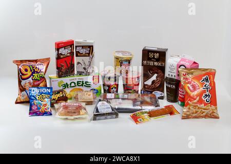 Ulsan, Südkorea - 6. März 2020: Eine große Auswahl an Snacks im Supermarkt, darunter Garnelenchips, pommes Frites und Triangle gim Stockfoto