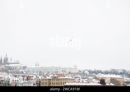 Schnee in Prag, seltene kalte Winterbedingungen. Prag in der Tschechischen Republik, schneebedecktes Wetter mit Gebäuden. Stockfoto