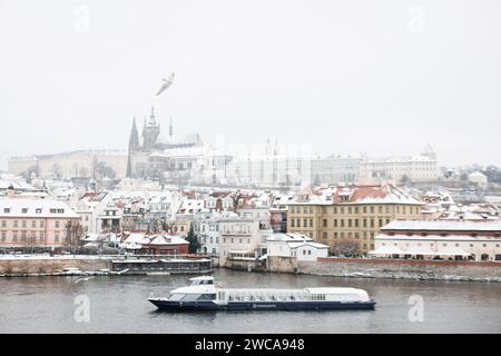 Schnee in Prag, seltene kalte Winterbedingungen. Prager Burg in Tschechien, schneebedecktes Wetter mit Gebäuden. Stockfoto