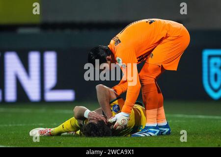 Sittard, Niederlande. Januar 2024. SITTARD, NIEDERLANDE - 13. JANUAR: Nick Olij von Sparta Rotterdam interagiert mit Rodrigo Guth von Fortuna Sittard während des niederländischen Eredivisie-Spiels zwischen Fortuna Sittard und Sparta Rotterdam am 13. Januar 2024 im Fortuna Sittard Stadion. (Foto von Orange Pictures) Credit: dpa/Alamy Live News Stockfoto