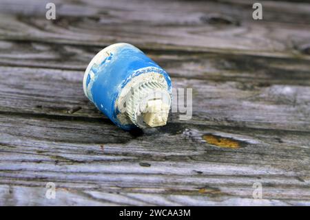 Ein gebrauchtes, kaputtes Duscharmaturen-Gehäuse aus Kunststoff, das repariert oder ersetzt werden muss, um Wasserlecks, Sanitär- und Wartungskonzept zu vermeiden Stockfoto