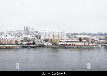 Schnee in Prag, seltene kalte Winterbedingungen. Prager Burg in Tschechien, schneebedecktes Wetter mit Gebäuden. Stockfoto