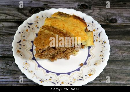 Tigermarmorierter Schwammkuchen, Mehlbestandteile, Butter, Öl, Vanillepulver, Kakao, Zucker, Milch, Eier und Backpulver, gestreifter, schwammender, köstlicher Swee Stockfoto