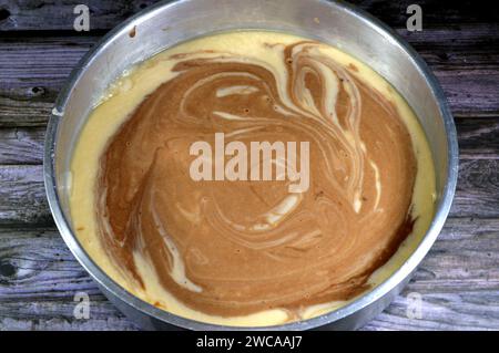 Tigermarmorierter Schwammkuchen, Mehlbestandteile, Butter, Öl, Vanillepulver, Kakao, Zucker, Milch, Eier und Backpulver, gestreifter, schwammender, köstlicher Swee Stockfoto