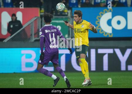 Sittard, Niederlande. Januar 2024. SITTARD, NIEDERLANDE - 13. JANUAR: Charles-Andreas Brym von Sparta Rotterdam und Rodrigo Guth von Fortuna Sittard während des niederländischen Eredivisie-Spiels zwischen Fortuna Sittard und Sparta Rotterdam im Fortuna Sittard Stadion am 13. Januar 2024 in Sittard, Niederlande. (Foto von Orange Pictures) Credit: dpa/Alamy Live News Stockfoto