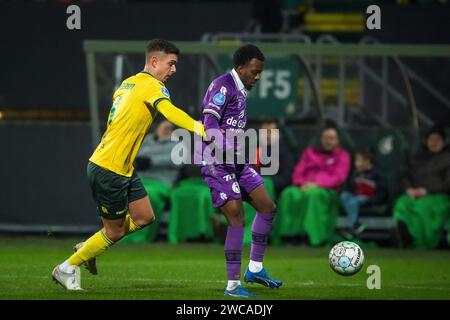 Sittard, Niederlande. Januar 2024. SITTARD, NIEDERLANDE - 13. JANUAR: Kristoffer Peterson von Fortuna Sittard kämpft am 13. Januar 2024 im Fortuna Sittard Stadion in Sittard, Niederlande, um den Ball mit Metinho von Sparta Rotterdam. (Foto von Orange Pictures) Credit: dpa/Alamy Live News Stockfoto