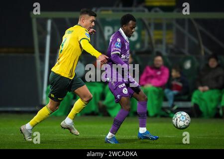 Sittard, Niederlande. Januar 2024. SITTARD, NIEDERLANDE - 13. JANUAR: Kristoffer Peterson von Fortuna Sittard kämpft am 13. Januar 2024 im Fortuna Sittard Stadion in Sittard, Niederlande, um den Ball mit Metinho von Sparta Rotterdam. (Foto von Orange Pictures) Credit: dpa/Alamy Live News Stockfoto