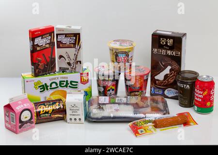 Ulsan, Südkorea - 6. März 2020: Eine Auswahl an Delikatessen im 24-Stunden-Geschäft, darunter Erdbeermilch, heiße Bar, Kaffee in Flaschen in einer Papptasse mit einem Stockfoto