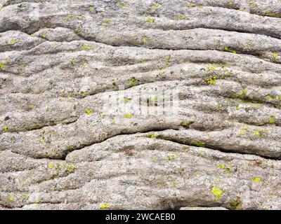 Grobe Textur eines Kalksteins. Großansicht mit welligem Steinmuster Stockfoto