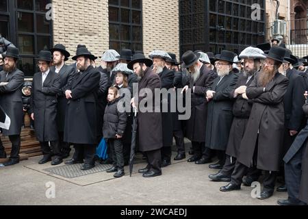 Orthodoxe jüdische Männer von The The hören eine Trauerfeier im Freien in Brooklyn, New York im Jahr 2023. Stockfoto