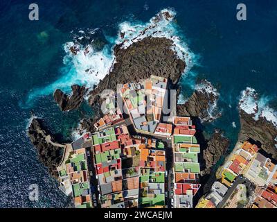Luftaufnahme von Punta Brava auf Teneriffa, Kanarische Insel, Spanien. Farbenfrohe Häuser und schwarze Lavasteine in einem kleinen Fischerdorf. Stockfoto