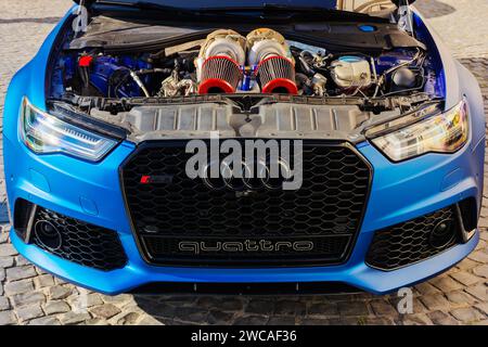 uschgorod, ukraine - 31. oktober 2021: Nahaufnahme eines Doppelturbomotors unter der Motorhaube des audi quattro rs6 Stockfoto