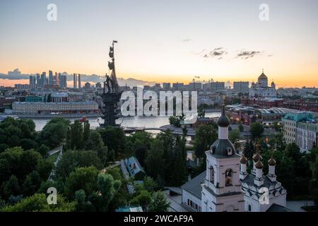 Juli 2022, Moskau, Russland. Blick auf das Denkmal für Peter den Großen von Zurab Tsereteli im Zentrum der russischen Hauptstadt an einem Sommerabend Stockfoto