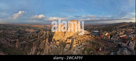 Panoramablick auf das Schloss Uchisar in Kappadokien, Türkei bei Sonnenuntergang. Stockfoto