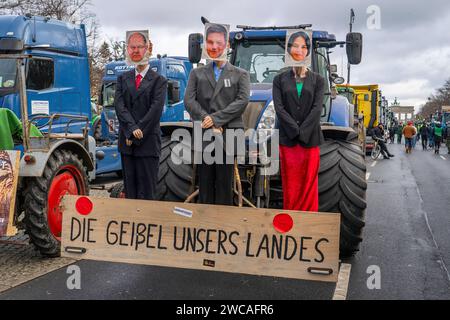 Etwa 30000 Bauern aus allen Bundesländern protestieren vor dem Brandenburger Tor in Berlin gegen die Agrarpolitik der Bundesregierung. Auf einem Traktor sind Figuren mit den Gesichtern von Scholz, Habeck und Baerbock. Im Hintergrund das Brandenburger Tor. *** Rund 30.000 Bauern aus allen bundesländern protestieren gegen die Agrarpolitik des Bundes vor dem Brandenburger Tor in Berlin Figuren mit den Gesichtern von Scholz, Habeck und Baerbock auf einem Traktor im Hintergrund Stockfoto