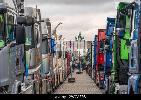 Etwa 30000 Bauern aus allen Bundesländern protestieren vor dem Brandenburger Tor in Berlin gegen die Agrarpolitik der Bundesregierung. Dem Protest angeschlossen haben sich auch Transportunternehmen mit ihren LKW s. im Hintergrund das Brandenburger Tor. *** Rund 30.000 Bauern aus allen bundesländern protestieren gegen die Agrarpolitik des Bundes vor dem Brandenburger Tor in Berlin auch Transportunternehmen haben sich dem Protest angeschlossen, mit ihren Lkws das Brandenburger Tor im Hintergrund Stockfoto