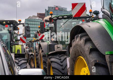 Etwa 30000 Bauern aus allen Bundesländern protestieren vor dem Brandenburger Tor in Berlin gegen die Agrarpolitik der Bundesregierung. Im Hintergrund die Hochhäuser am Potsdamer Platz. *** Rund 30.000 Bauern aus allen bundesländern protestieren vor dem Brandenburger Tor in Berlin gegen die Agrarpolitik des Bundes im Hintergrund stehen die Hochhäuser am Potsdamer Platz Stockfoto