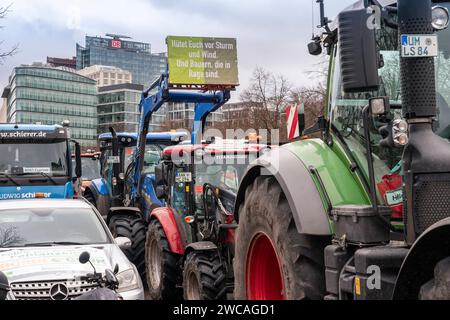 Etwa 30000 Bauern aus allen Bundesländern protestieren vor dem Brandenburger Tor in Berlin gegen die Agrarpolitik der Bundesregierung. Im Hintergrund die Hochhäuser am Potsdamer Platz. *** Rund 30.000 Bauern aus allen bundesländern protestieren vor dem Brandenburger Tor in Berlin gegen die Agrarpolitik des Bundes im Hintergrund stehen die Hochhäuser am Potsdamer Platz Stockfoto