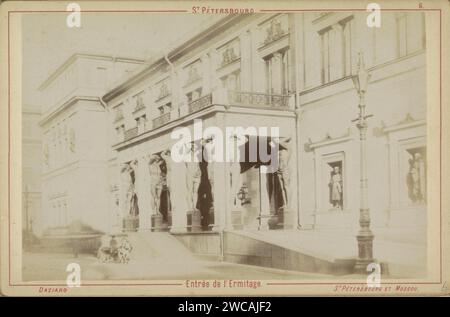 Eintritt zur Eremitage in St. Petersburg mit Atlanten, J. Daziaro, ca. 1880 - ca. 1900 Foto. Kabinettfoto Teil des Leporelloalbums mit Aufnahmen von Sint-Petersburg. Sint-Petersburg-Karton. Fotografische Unterstützung Albumendruck atlantes  Architektur. Tor, Eingang. Dauerausstellung, Museum Sint-Petersburg Stockfoto