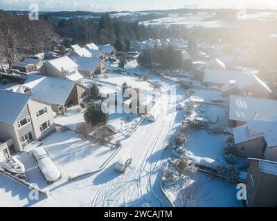 UK Wetter Aberdeen, Schottland. Januar 2024. Drohnenfotos von schneebedeckten Straßen und Häusern in Cults Aberdeen Schottland. Paul Glendell Credit: Paul Glendell/Alamy Live News Stockfoto