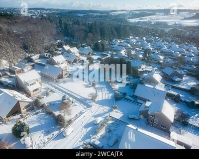 UK Wetter Aberdeen, Schottland. Januar 2024. Drohnenfotos von schneebedeckten Straßen und Häusern in Cults Aberdeen Schottland. Paul Glendell Credit: Paul Glendell/Alamy Live News Stockfoto