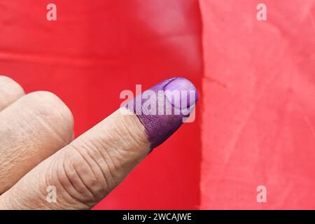 Nahaufnahme von violetter, unauslöschbarer Tinte am Zeigefinger. Wird bei Wahlen in Malaysia verwendet, um Betrug zu verhindern. Stockfoto