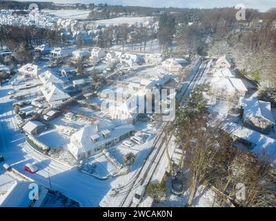 UK Wetter Aberdeen, Schottland. Januar 2024. Drohnenfotos von schneebedeckten Straßen und Häusern in Cults Aberdeen Schottland. Paul Glendell Credit: Paul Glendell/Alamy Live News Stockfoto