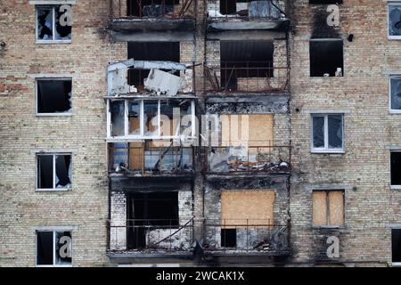 Nicht exklusiv: KIEW REGION, UKRAINE - 13. JANUAR 2024 - die Fenster in einem der Wohngebäude, die von russischen Bomben zertrümmert wurden, sind immer noch bedeckt Stockfoto