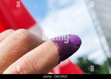 Nahaufnahme von violetter, unauslöschbarer Tinte am Zeigefinger. Wird bei Wahlen in Malaysia verwendet, um Betrug zu verhindern. Stockfoto