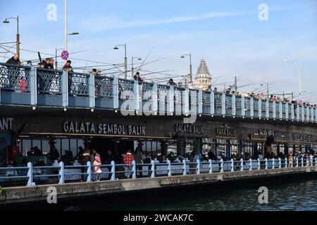 Istanbul, Türkei - 10. Dezember 2023: Galata-Brücke und Galata-Turm, einer der meistbesuchten Orte im bosporus von Istanbul Stockfoto